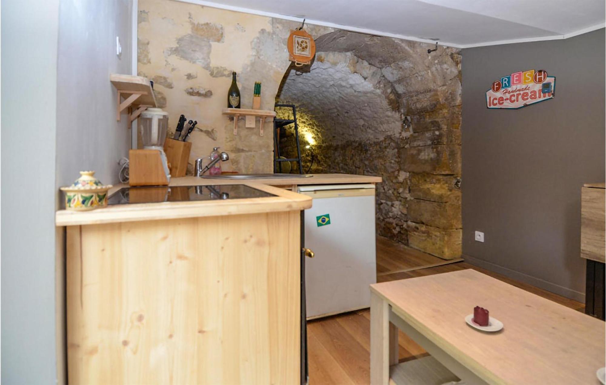 Awesome Apartment In Pujaut With Swimming Pool Exteriör bild