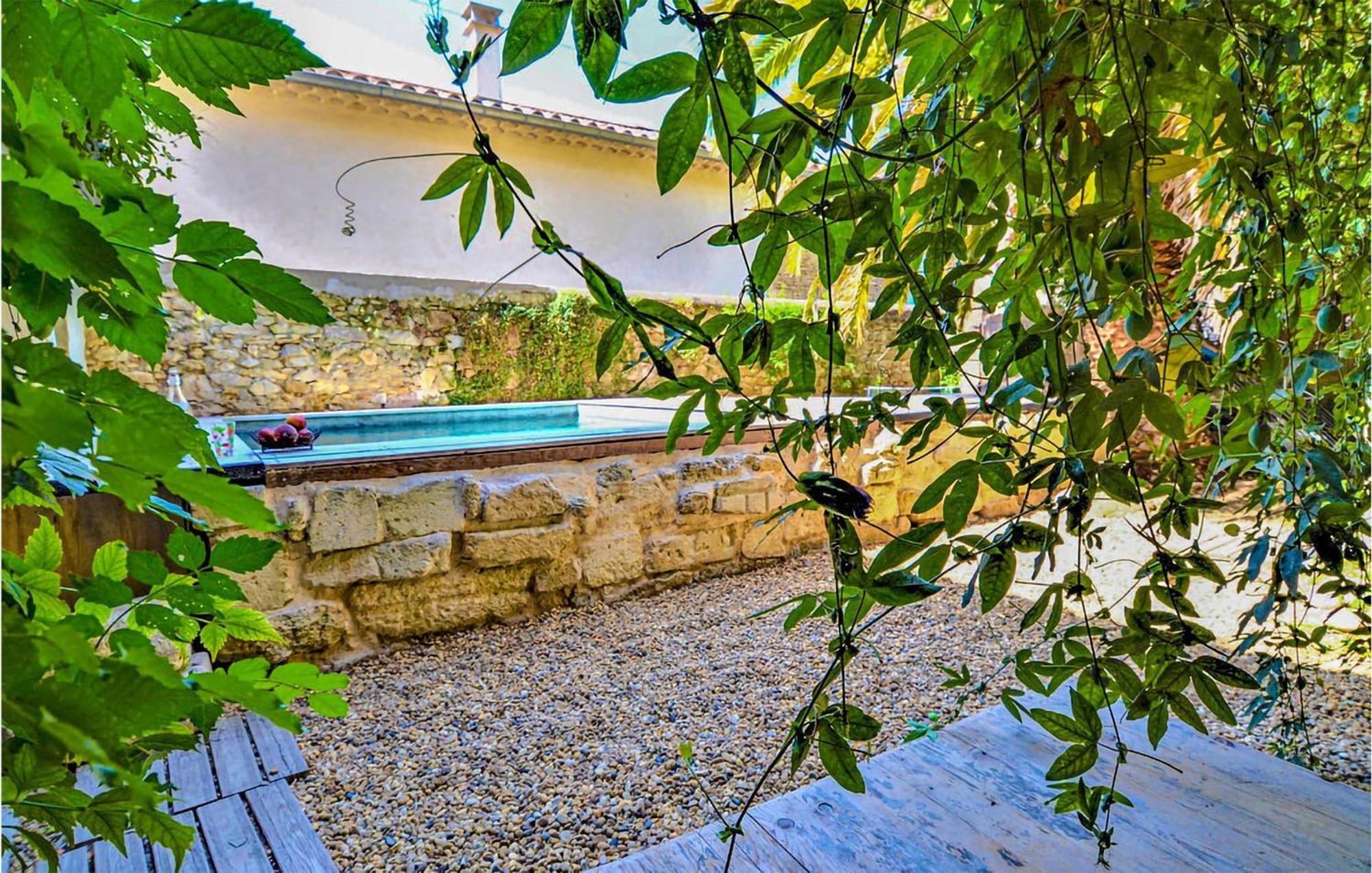 Awesome Apartment In Pujaut With Swimming Pool Exteriör bild